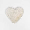 Carica l'immagine nel visualizzatore della galleria, Cuscino Cuore - gioco per gatti
