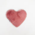 Carica l'immagine nel visualizzatore della galleria, Cuscino Cuore - gioco per gatti
